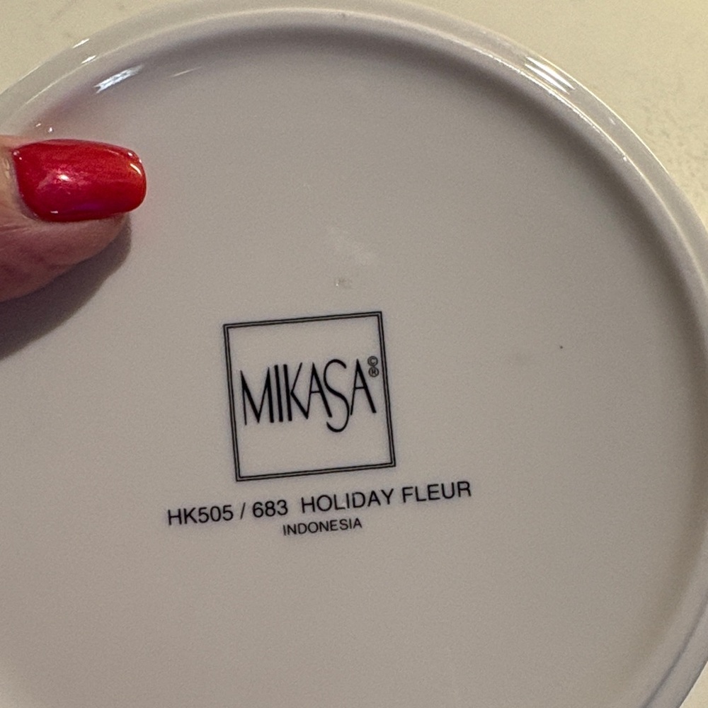 Mikasa Poinsettia Holiday Trinket bowl in Green and Red…. - Picture 4 of 5